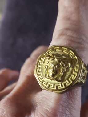 18kt Gold Medusa Emblem Octagonal Signet Ring - Unbranded